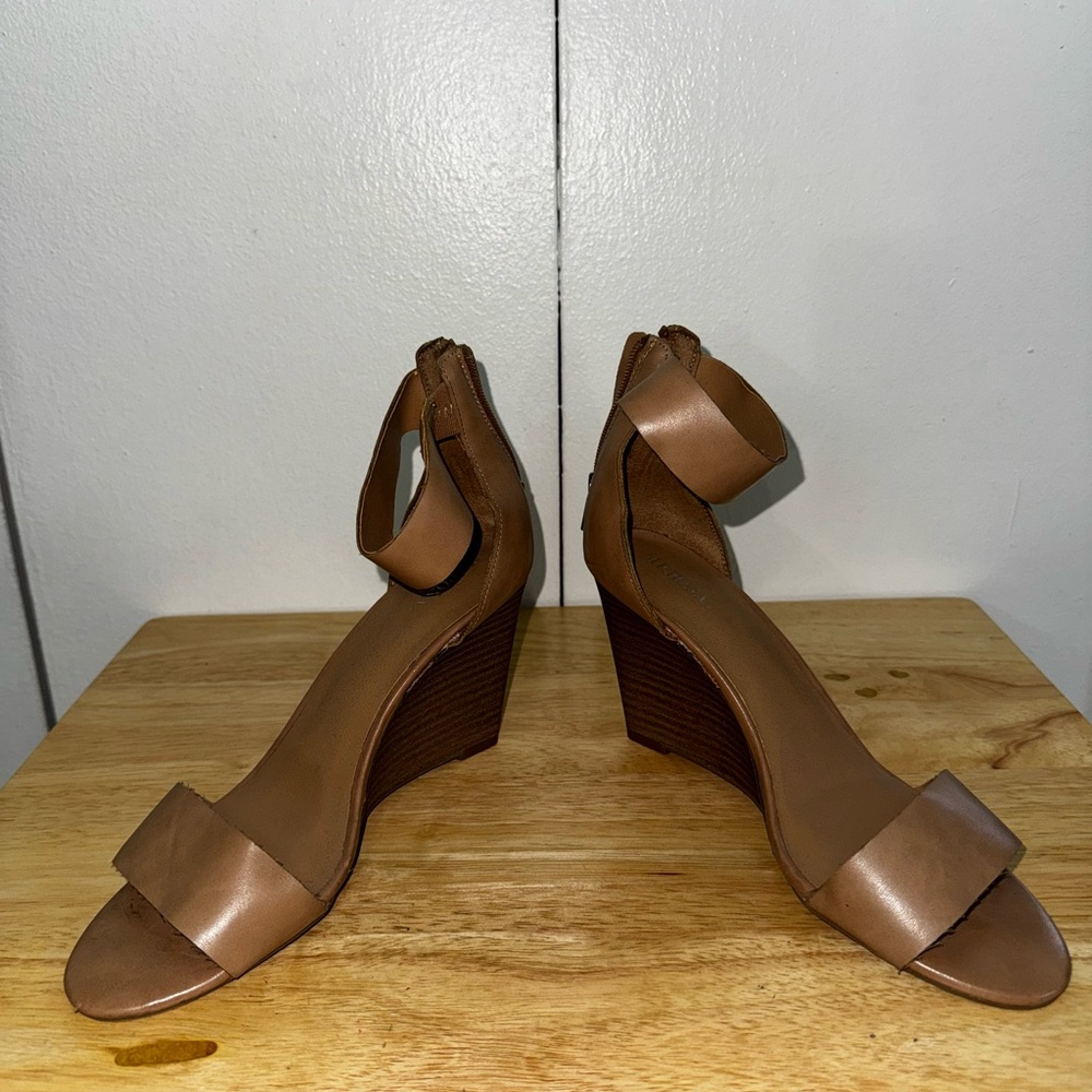 Elegant Tan Wedge Sandals